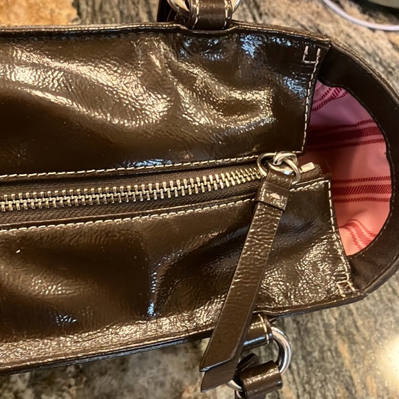 Coach Dark chocolate patent leather shoulder bag. Z25842 - Picture 8 of 13